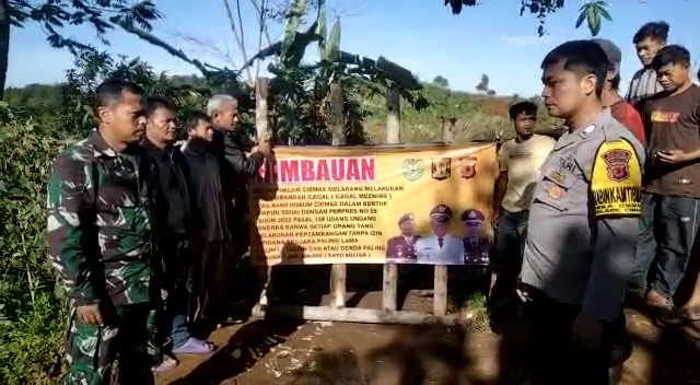 tambang ilegal di area Perhutani blok Cibuluh, Kecamatan Ciemas, Kabupaten Sukabumi